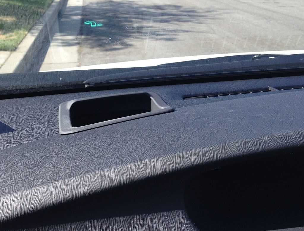 نمایشگر شیشه‌جلو را در یک خودروی تویوتا پریوس 