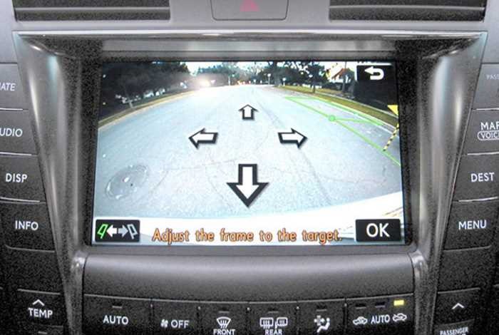 سیستم دوربین پشتیبان در لکسوس که صفحه تنظیم پارک موازی را نشان می‌دهد